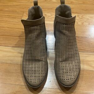 Restricted women’s tan suede heel ankle boots size 9 .